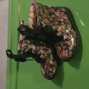 KOALA KIDS black floral every day boots. Size 5 Girls